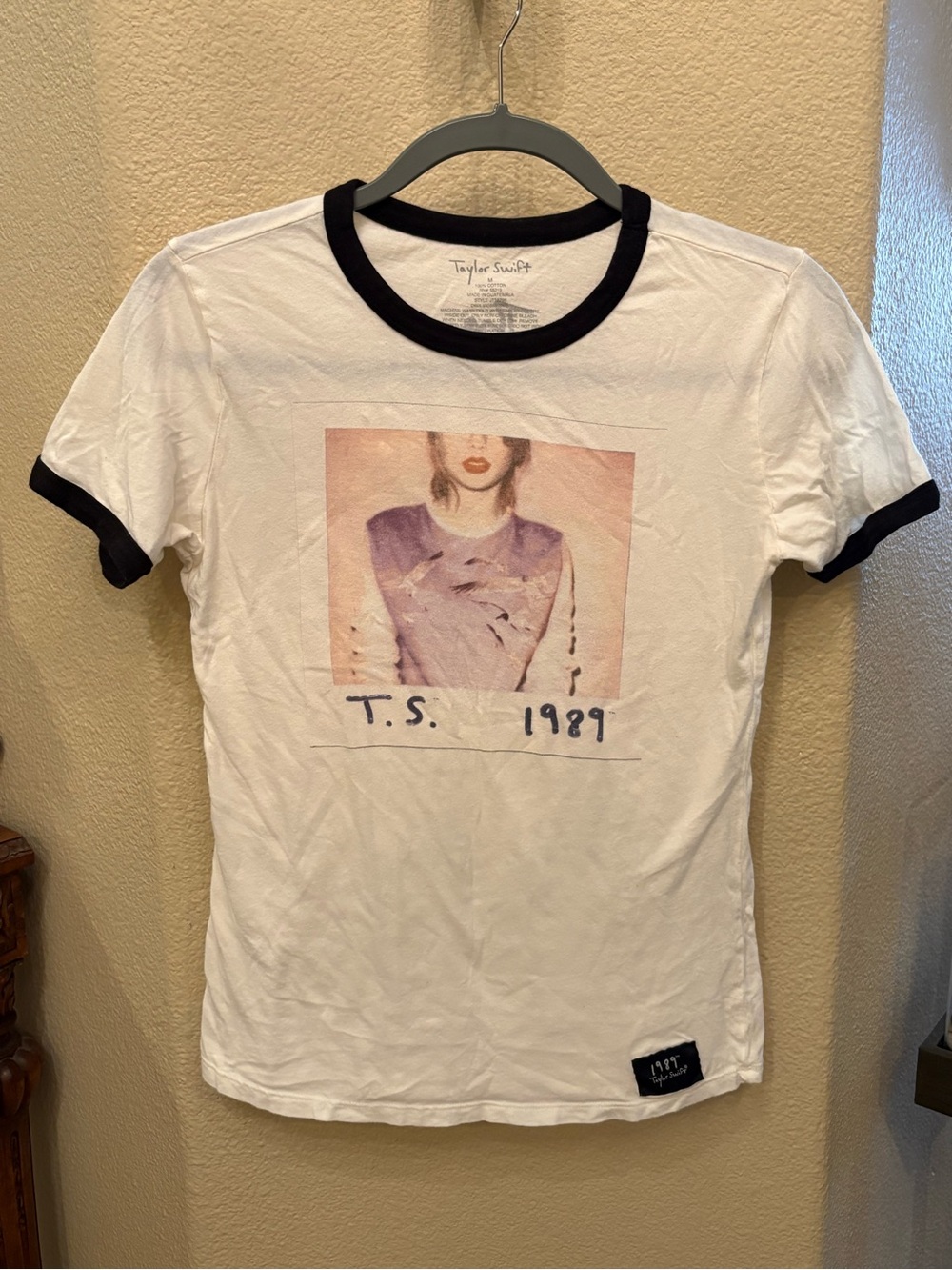 Taylor Swift The 1989 World Tour Graphic Tee Size Medium